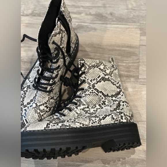 H&M snake print platform combat boots - Picture 2 of 3